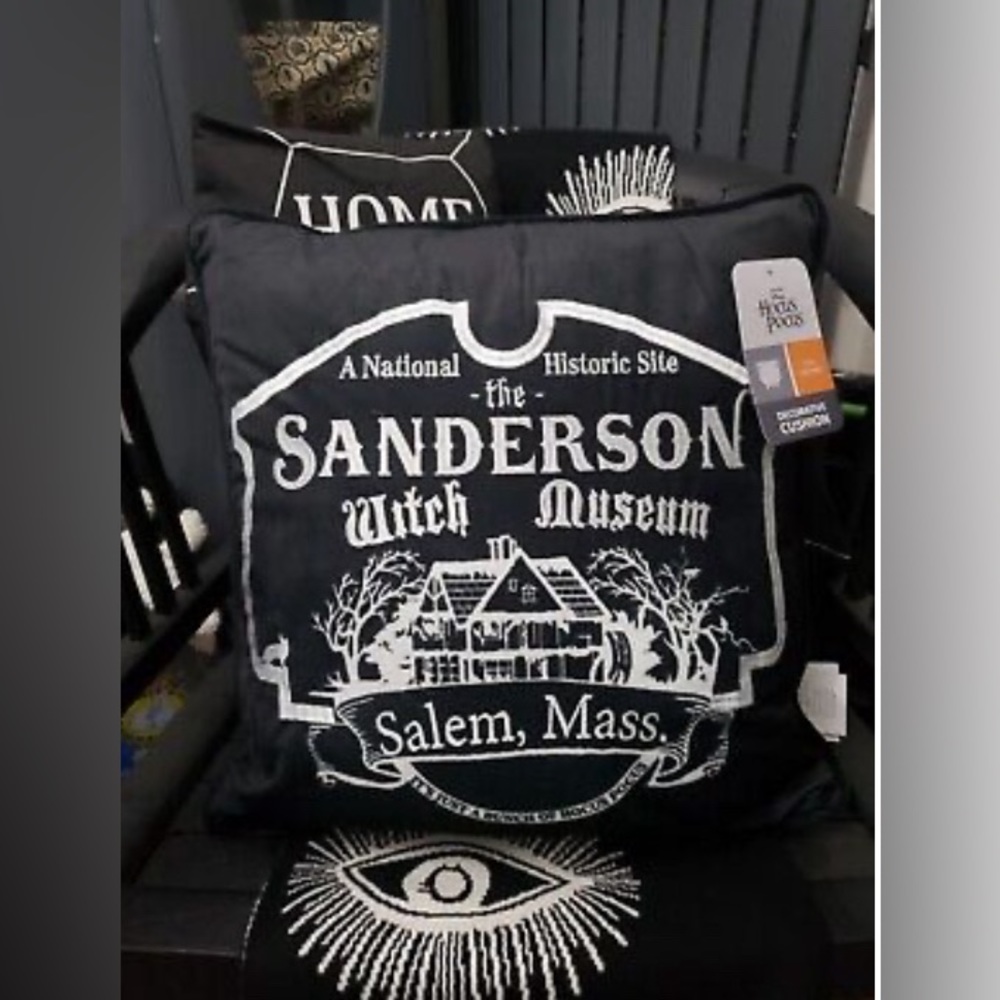 NWOT Disneys Hocus Pocus Sanderson Witch Museum Halloween Throw Pillow